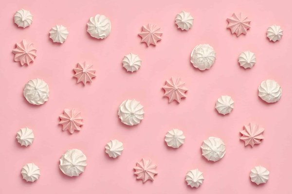 Comment préparer une meringue française croustillante et légère à base de sucre glace ?