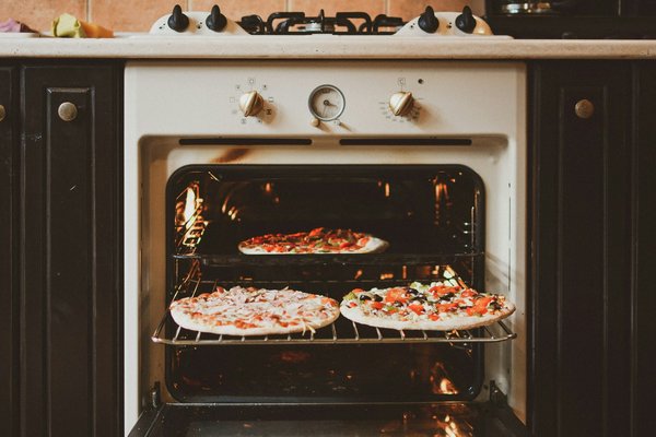 Comment choisir un four à pizza électrique avec thermostat réglable pour une cuisson parfaite?