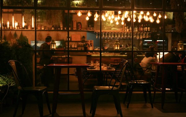 Quelles techniques pour préparer des plats à base de courgettes dans un restaurant de cuisine méditerranéenne ?